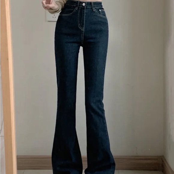Flare jean with backside buttons - Picture 5 of 6